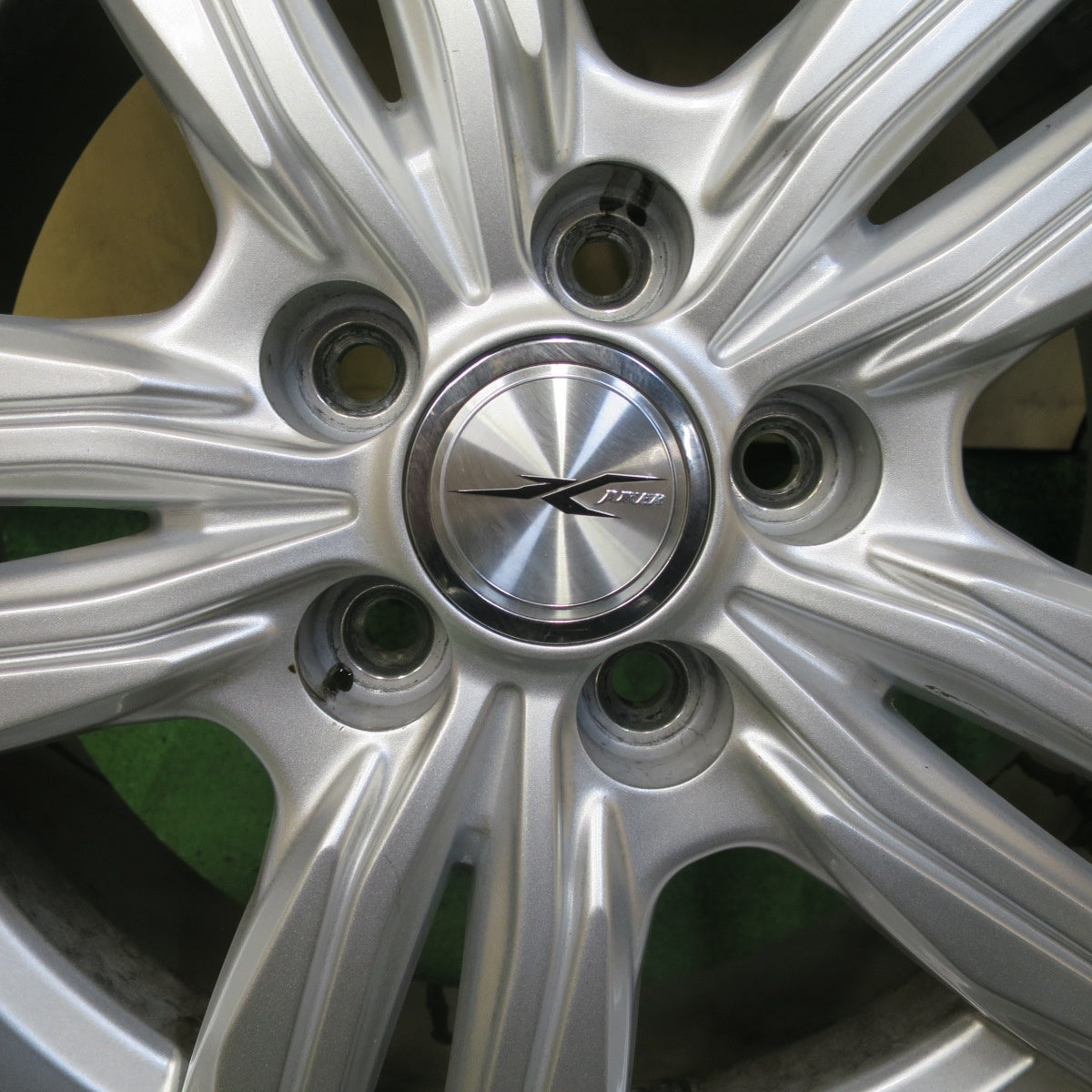 バリ溝！22年！キレイ！9.5分★シエンタ 等 185/60R15 スタッドレス トーヨー オブザーブ ガリット GIZ JOKER ジョーカー 15インチ PCD100/5H★5101402TTス