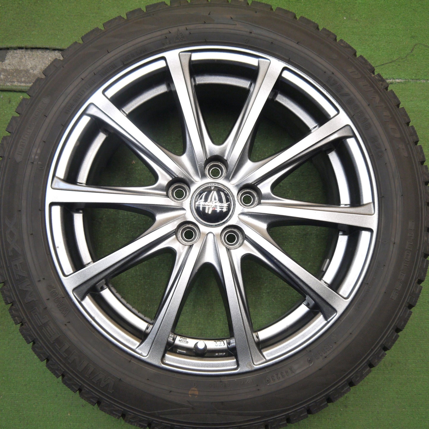 バリ溝！23年！キレイ！9.5分以上★ラクティス 等 175/60R16 スタッドレス ダンロップ ウインターマックス WM02 EuroSpeed MANARAY SPORT PCD100/5H★5070705Hス