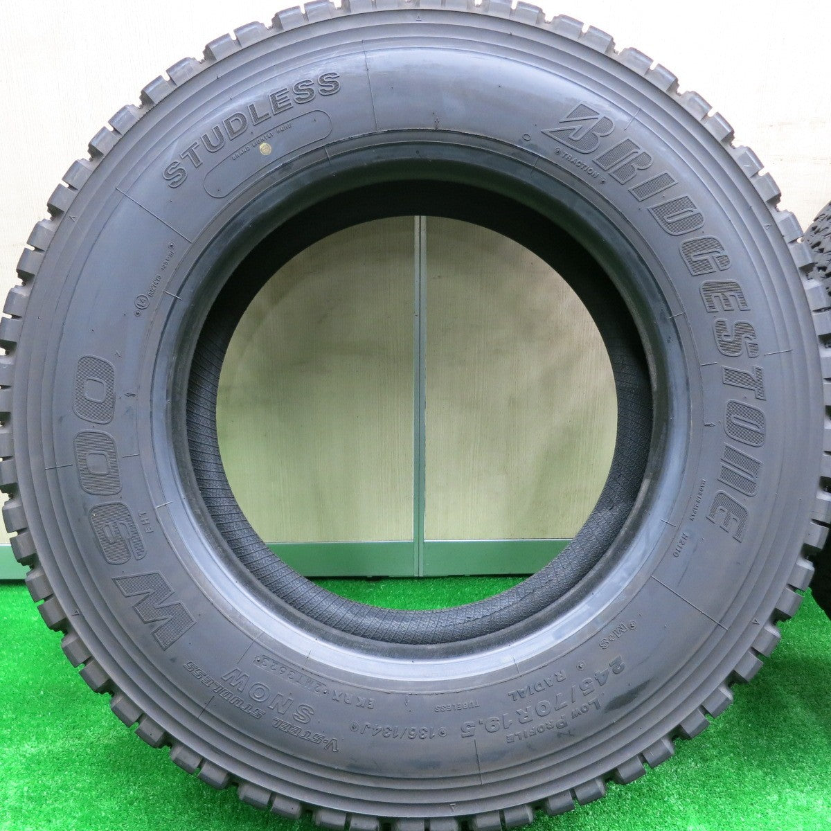 *送料無料* バリ溝！23年！9.5分★トラック タイヤ 245/70R19.5 136/134J スタッドレス ブリヂストン W900 19.5インチ★4072304HAスタ