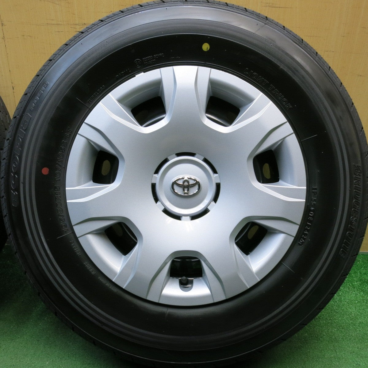 新車外し！26年◎トヨタ 200系 ハイエース 純正 スチール 195/80R15 107/105S ブリヂストン エコピア RD613 15インチ PCD139.7/6H◎6081415HAノ