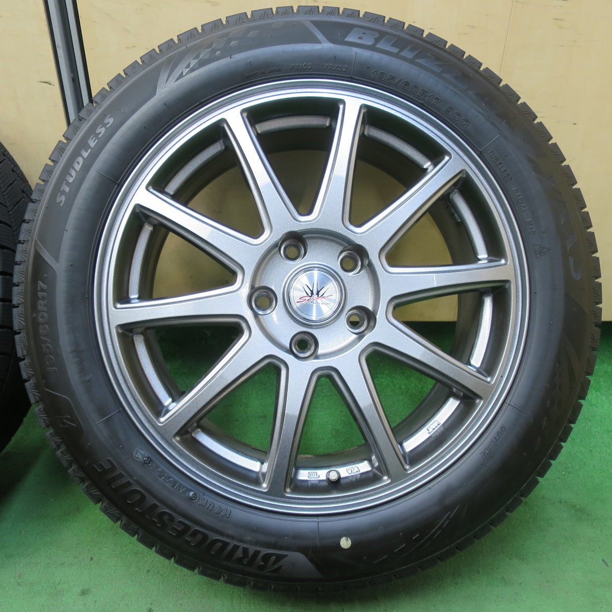 バリ溝！23年！キレイ！9.5分★LOXARNY SPORT 195/60R17 スタッドレス ブリヂストン ブリザック VRX3 ロクサーニ スポーツ 17インチ PCD114.3/5H★5061802イス