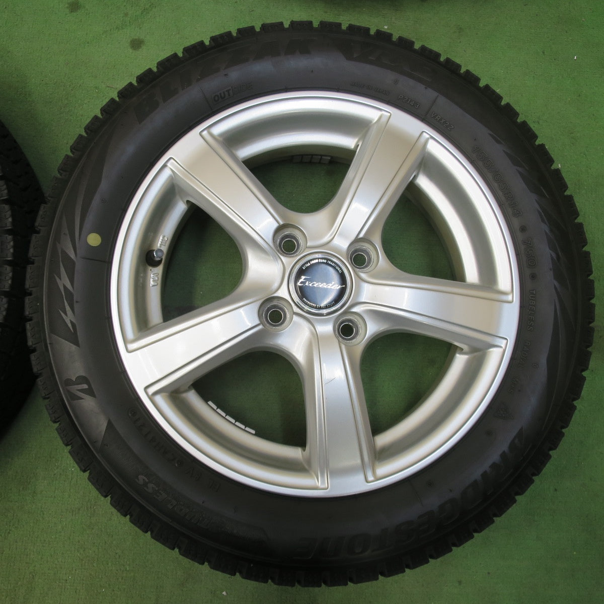バリ溝！8.5分★スタッドレス 155/65R14 ブリヂストン ブリザック VRX2 Exceeder エクシーダー 14インチ PCD100/4H★5123109イス