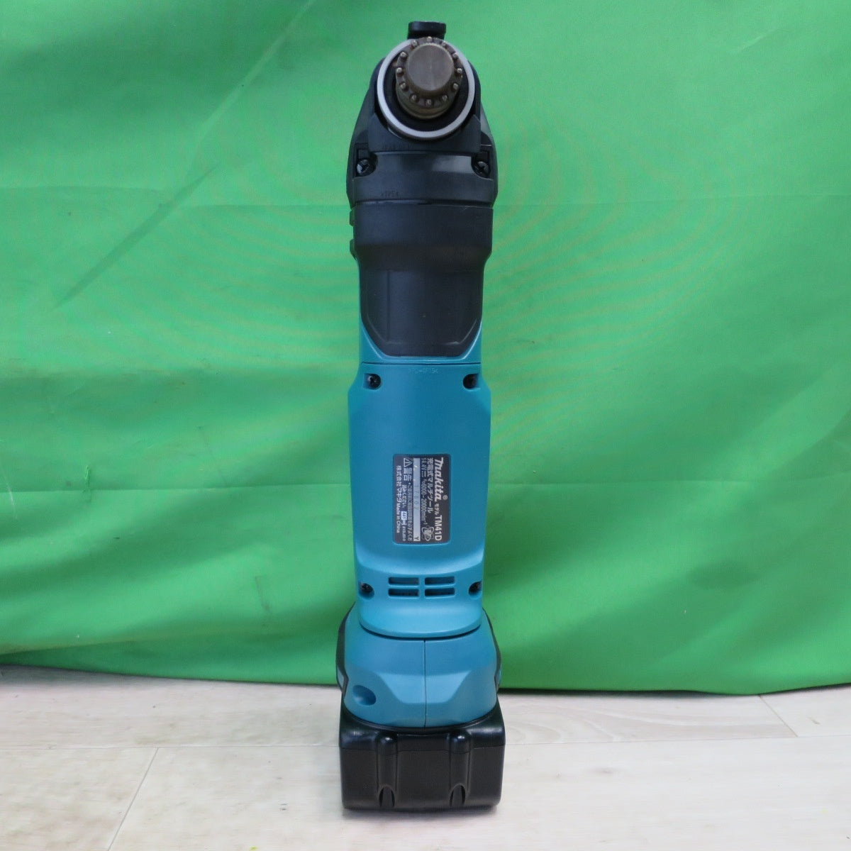 [送料無料] キレイ！付属品付き☆マキタ 14.4V 充電式 マルチ ツール TM41D バッテリー 充電器 アタッチメント 付き 切断 剥離 研削 電動 工具☆