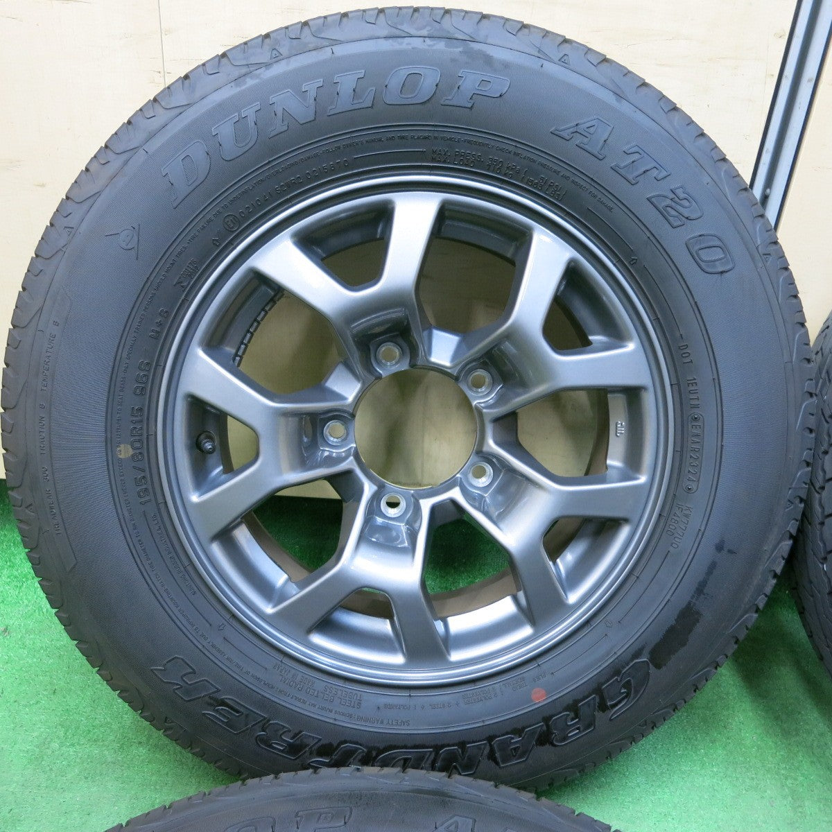 [送料無料] バリ溝！24年！キレイ！9.5分★スズキ JB74 ジムニー シエラ 純正 195/80R15 ダンロップ グラントレック AT20 15インチ PCD139.7/5H★4111205SYノ