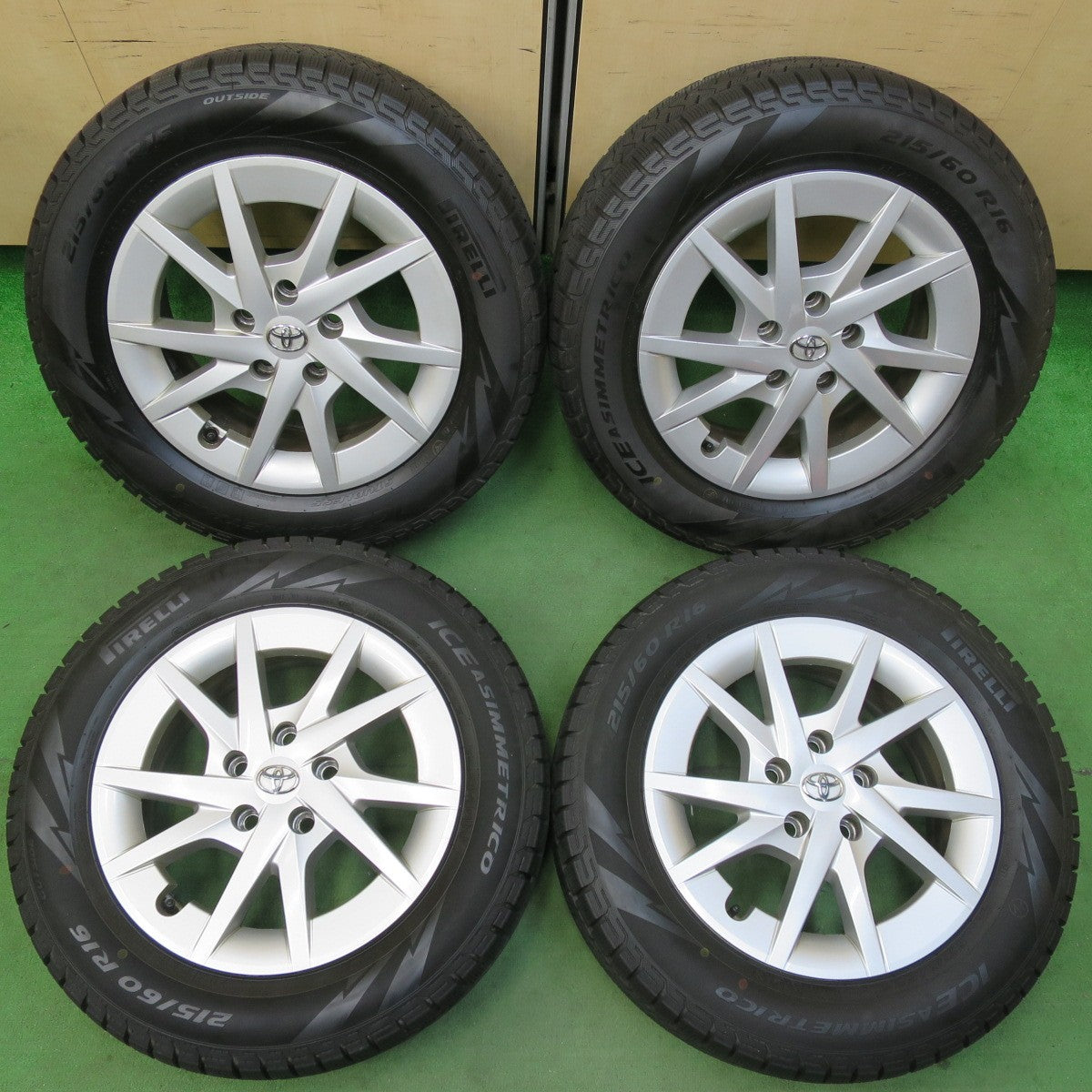 [送料無料] バリ溝！キレイ！9.5分★トヨタ プリウスα 純正 215/60R16 スタッドレス ピレリ アイスアシンメトリコ 16インチ PCD114.3/5H★5021502イス