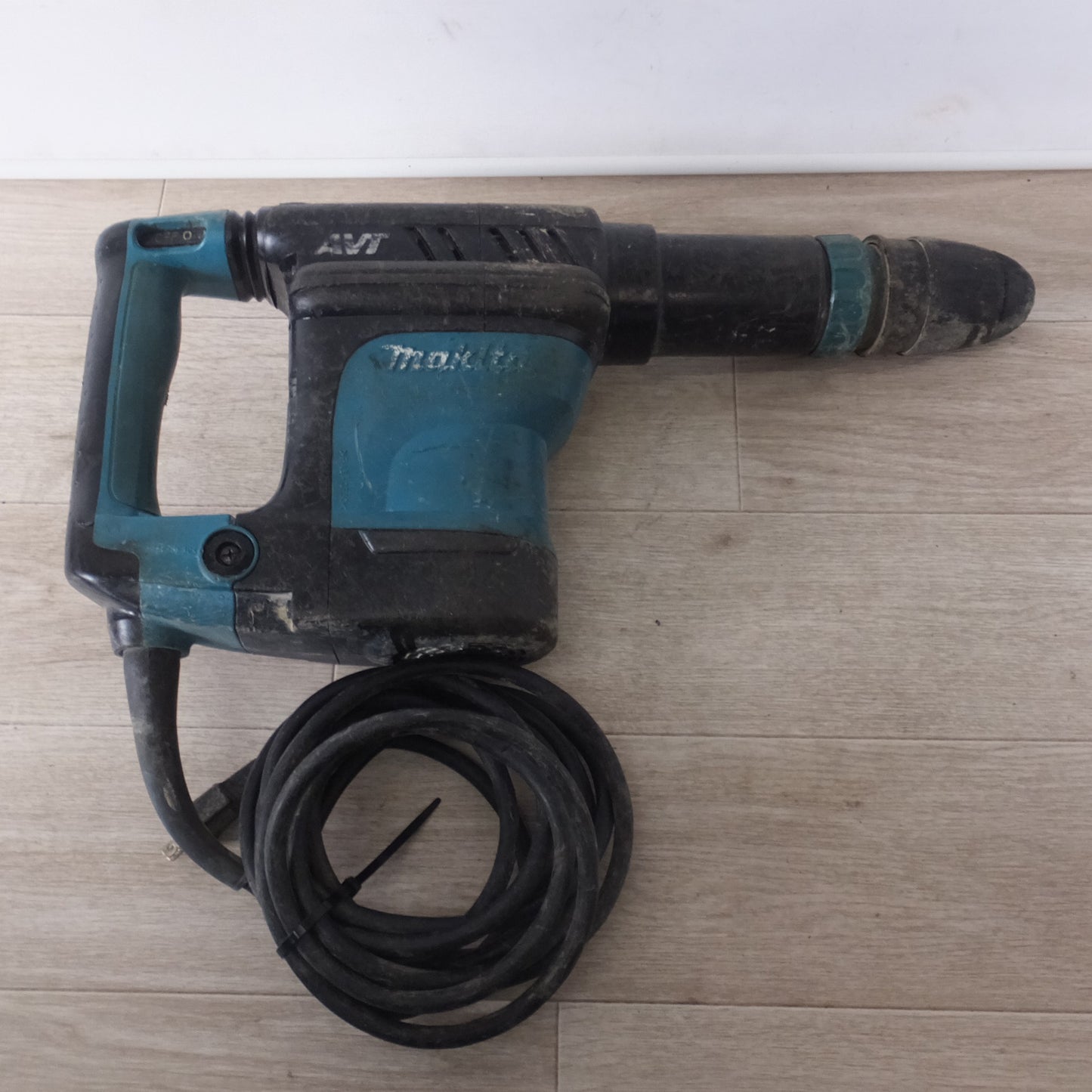 [送料無料] ★マキタ makita 電動ハンマ HM1111C　100V～ 15A 50-60Hz 1300W★