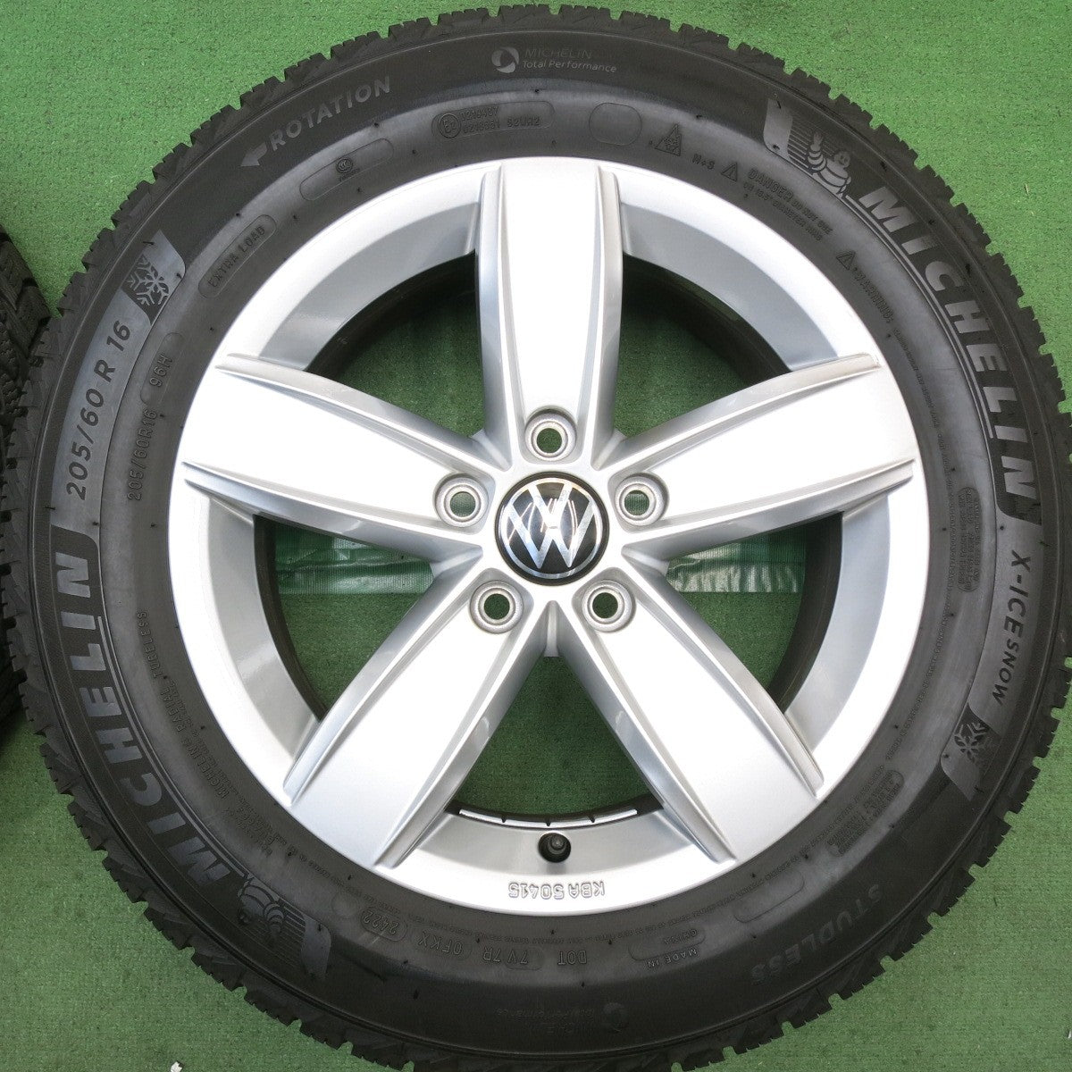 バリ溝！22年！キレイ！9.5分◎ワーゲン T-Roc 純正 205/60R16 スタッドレス ミシュラン X-ICE SNOW 16インチ PCD112/5H◎6091205HAス