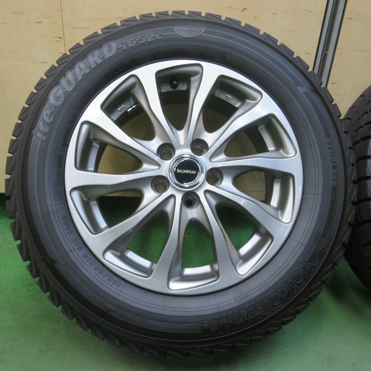 バリ溝！25年！キレイ！ほぼ10分★プリウス 等 195/65R15 スタッドレス ヨコハマ アイスガード iG52C BALMINUM TR10 バルミナ 15インチ PCD100/5H★6041705イス