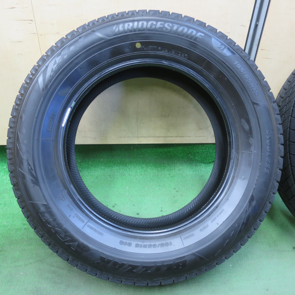バリ溝！24年！9.5分！2本★スタッドレス 195/65R15 ブリヂストン ブリザック VRX3 タイヤ 15インチ プリウス ステップワゴン ノア ヴォクシー 等★5112001イスタ