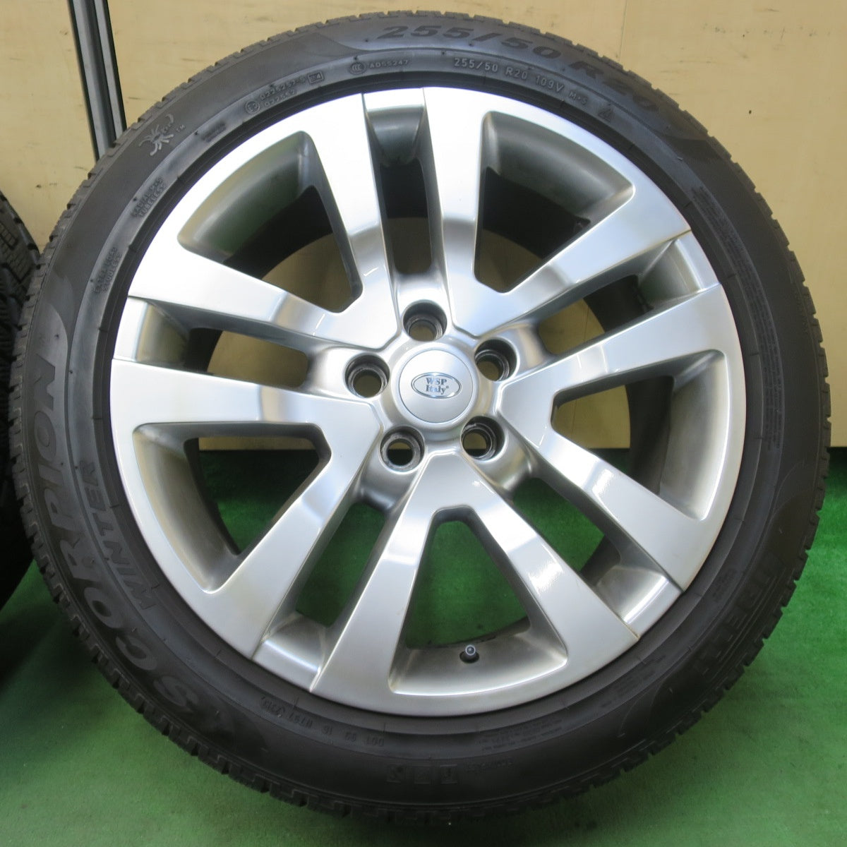 バリ溝！8.5分★ランドローバー ディスカバリー 純正 255/50R20 スタッドレス ピレリ スコーピオン ウインター 20インチ PCD120/5H★5101704イス