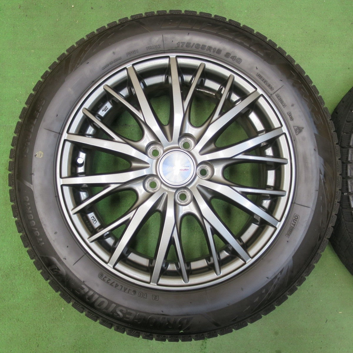 バリ溝！22年！キレイ！9分★シエンタ ラクティス 等 175/65R15 スタッドレス ブリヂストン ブリザック VRX3 ravrion RM01 ラブリオン 15インチ PCD100/5H★5012601IMス
