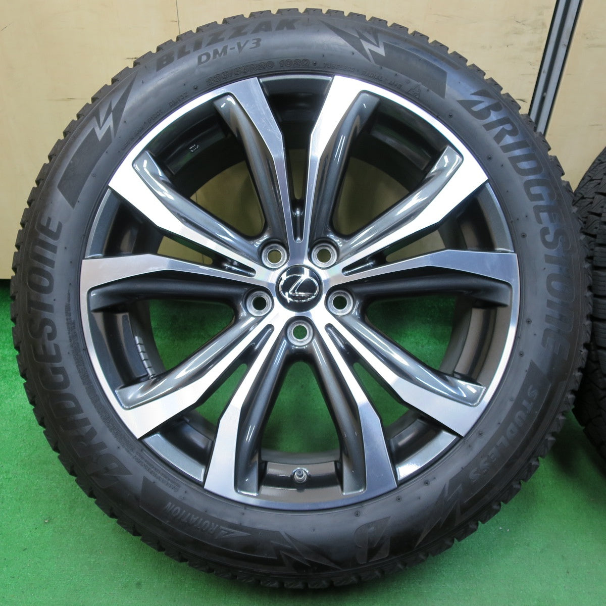 *送料無料* センサー付！バリ溝！キレイ！8.5分★レクサス RX450h バージョンL 純正 235/55R20 スタッドレス ブリヂストン ブリザック DM-V3 PCD114.3/5H★4061303イス