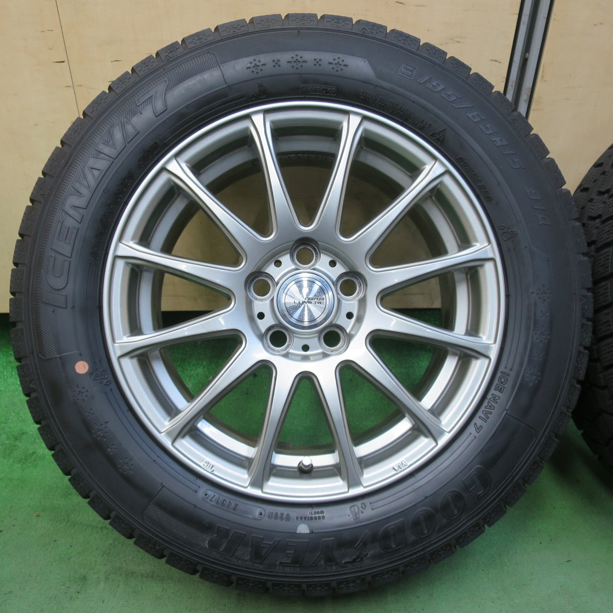 バリ溝！キレイ！9.5分★プリウス 等 195/65R15 スタッドレス グッドイヤー アイスナビ7 ravrion LUMIERE ラブリオン 15インチ PCD100/5H★5082604イス