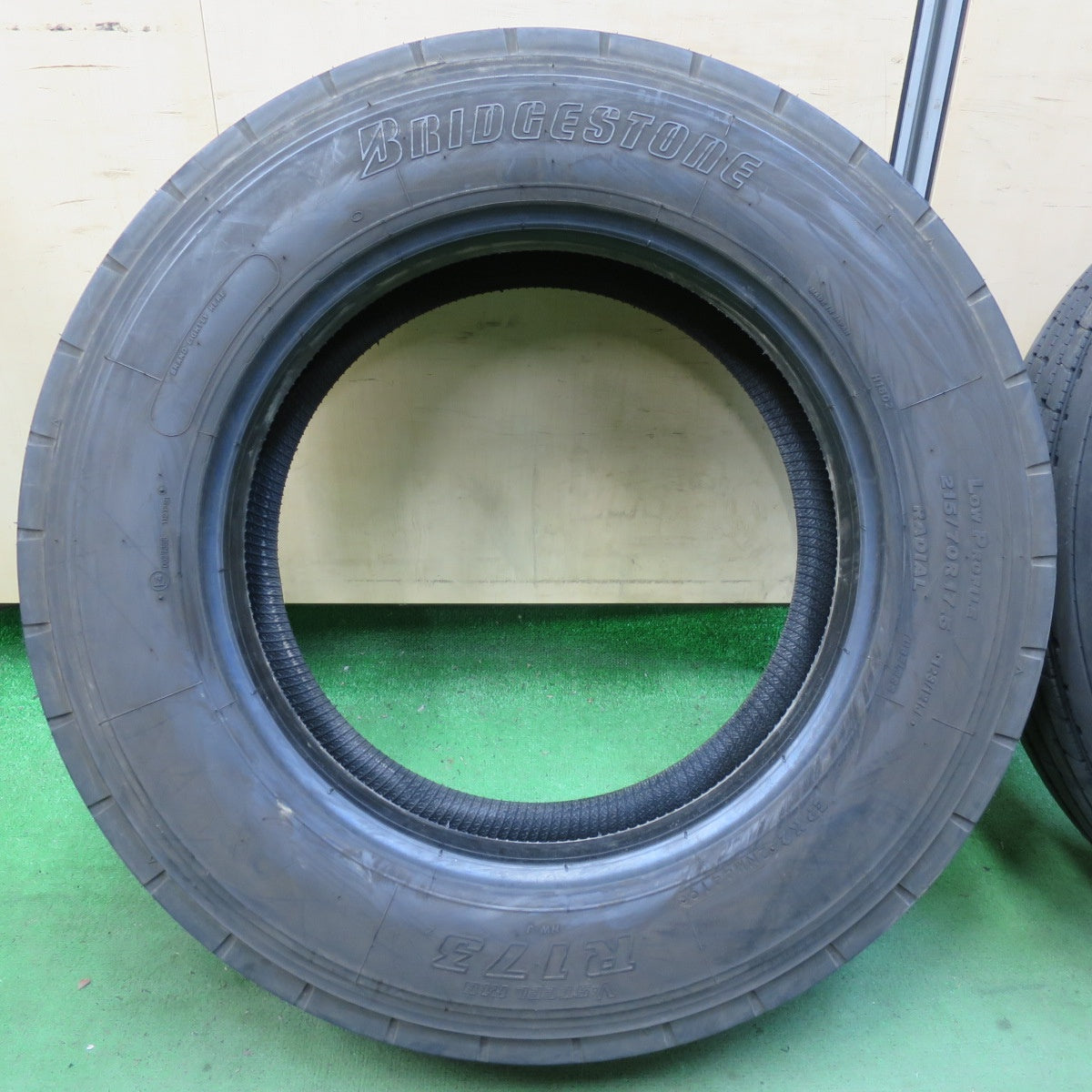 バリ溝！8.5分！2本★トラック タイヤ 215/70R17.5 123/121J ブリヂストン R173 17.5インチ★5062607イノタ