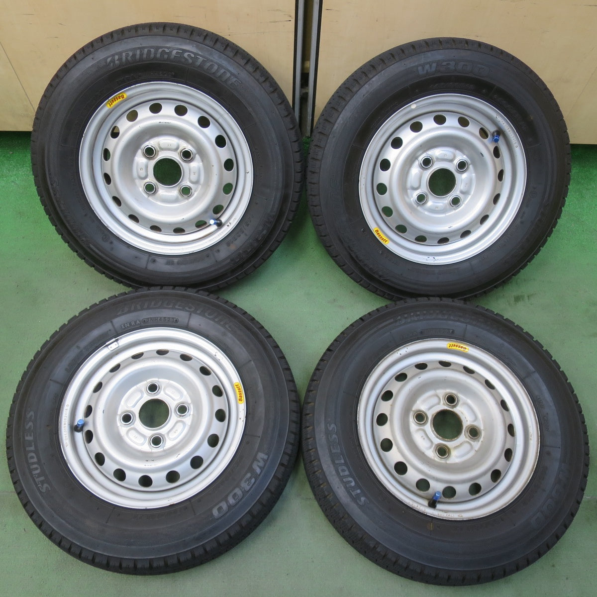 4本価格！23年◎ダイハツ アトレー 純正 スチール 145/80R12 80/78N スタッドレス ブリヂストン W300 12インチ PCD100/4H◎6101908イス