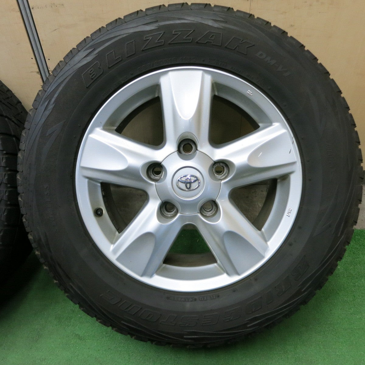 *送料無料* キレイ★トヨタ ランクル 200 純正 285/60R18 スタッドレス ブリヂストン ブリザック DM-V1 18インチ PCD150/5H★4082003ナス
