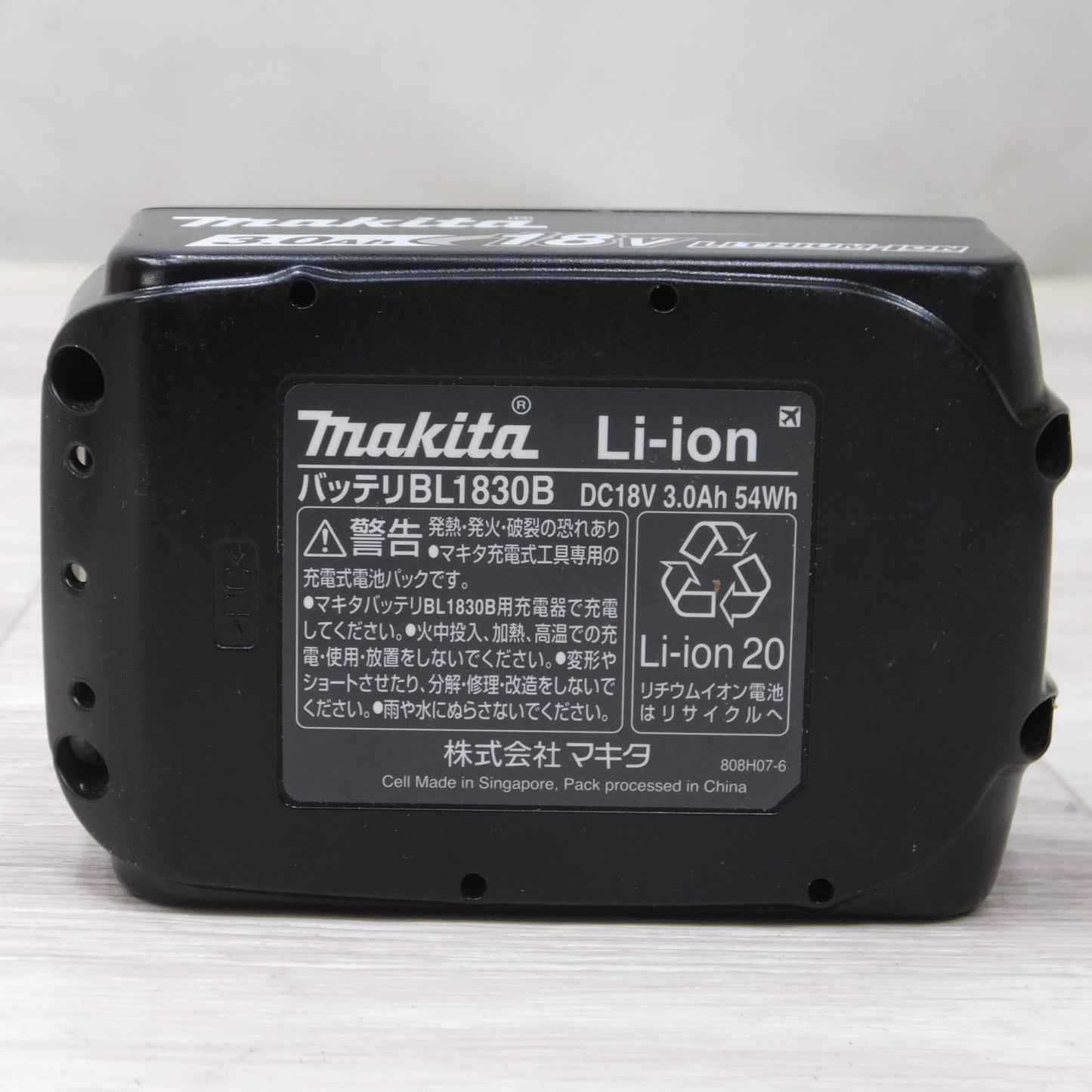 [送料無料] キレイ◆makita マキタ Li-on リチウムイオンバッテリー BL1830B DC18V 3.0Ah 54Wh 電動工具◆