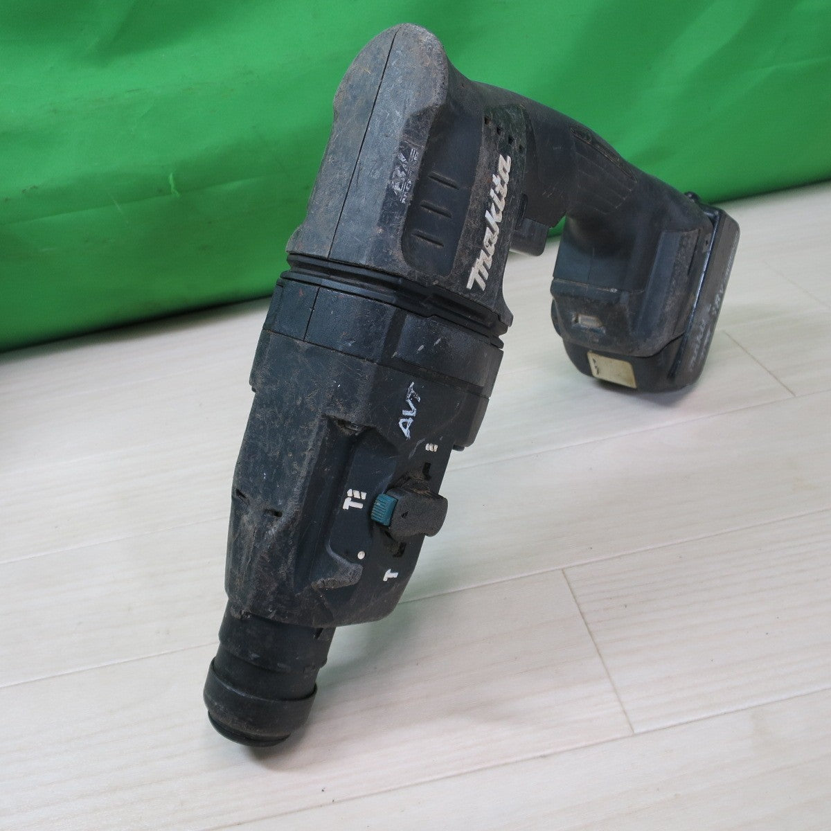 [送料無料] ☆マキタ 18mm 充電式 ハンマ ドリル 18V HR182D 充電器 バッテリー ケース付き 穴あけ はつり 電動 工具☆