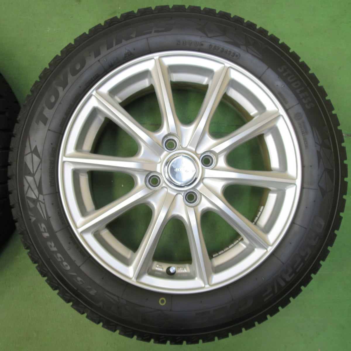 バリ溝！23年！キレイ！9.5分以上★スタッドレス 175/65R15 トーヨー オブザーブ GIZ2 ECO FORME エコフォルム 15インチ PCD100/4H★5053102イス