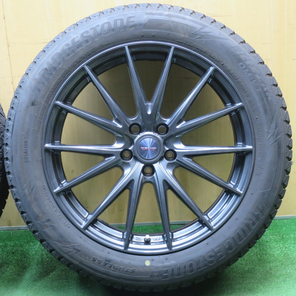 バリ溝！キレイ！9.5分★スタッドレス 225/55R19 ブリヂストン ブリザック DM-V3 VELVA SPORTZ ヴェルヴァ 19インチ PCD114.3/5H★6030402NJス