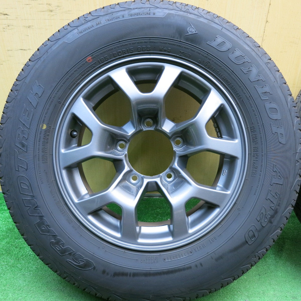 バリ溝！24年！キレイ！8.5分★スズキ JB74Ｗ ジムニー シエラ 純正 195/80R15 ダンロップ AT20 グラントレック 15インチ PCD139.7/5H★5062207HAノ