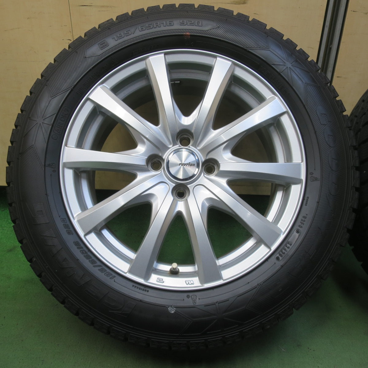 バリ溝！キレイ！8.5分◎スタッドレス 195/65R16 グッドイヤー アイスナビ6 ravrion RS01 ラブリオン 16インチ PCD100/4H◎6102012イス