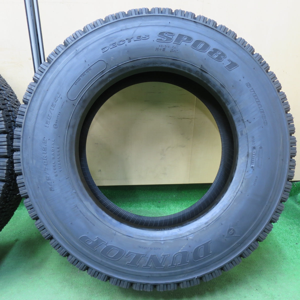 [送料無料] 未使用！24年！2本★トラック タイヤ 245/70R19.5 136/134J スタッドレス ダンロップ デクテス SP081 DECTES 19.5インチ★5031004イスタ