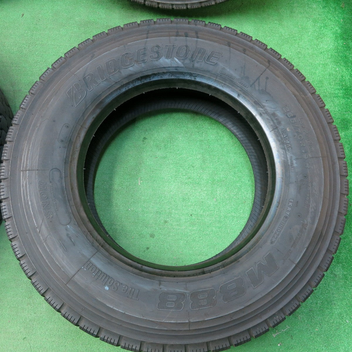 [送料無料] バリ溝！23年！9.5分以上★トラック タイヤ 265/70R19.5 140/138J ブリヂストン M888 ミックス オールシーズン 19.5インチ★4051302ナスタ