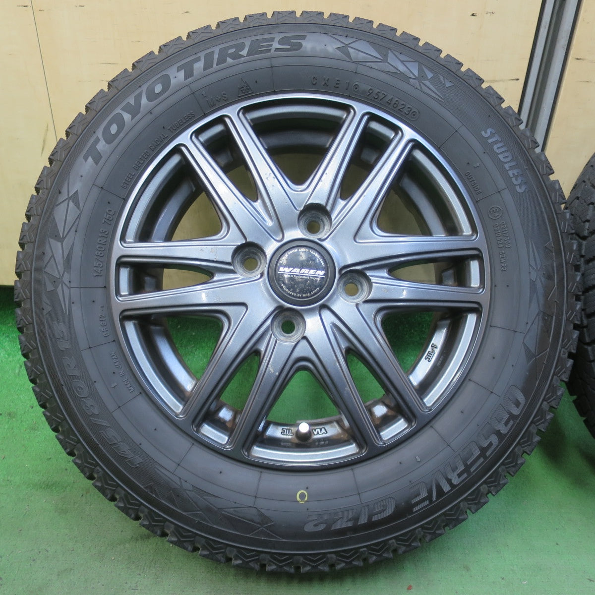 バリ溝！23年！9.5分★スタッドレス 145/80R13 トーヨー オブザーブ GIZ2 WAREN ヴァーレン 13インチ PCD100/4H★6042708イス