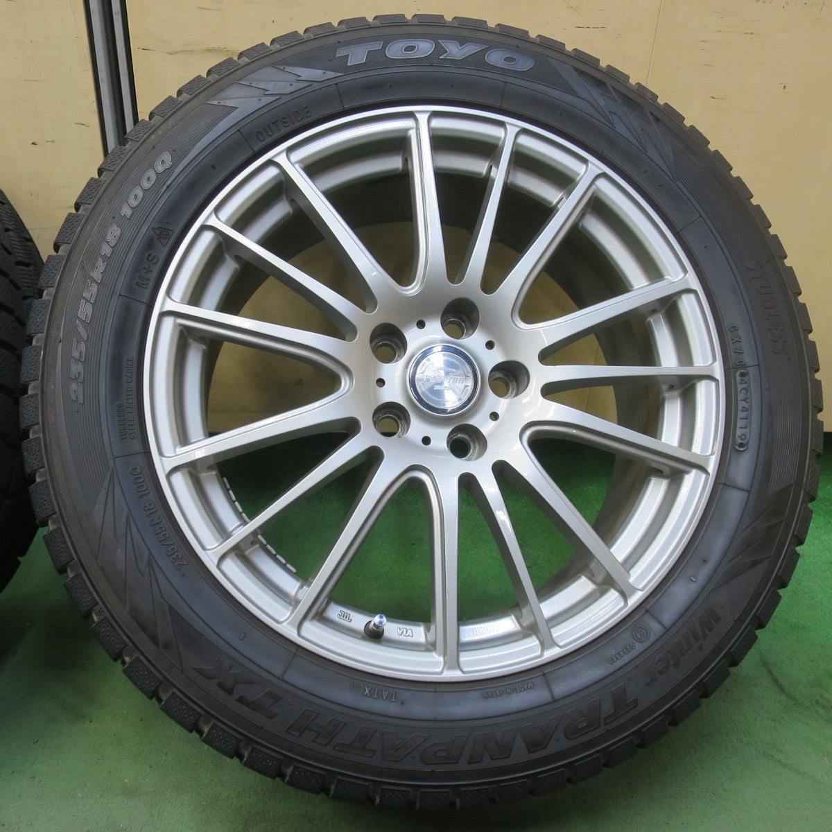 バリ溝！キレイ！9.5分★スタッドレス 235/55R18 トーヨー ウインター トランパス TX ravrion selzer ラブリオン 18インチ PCD114.3/5H★6060407イス