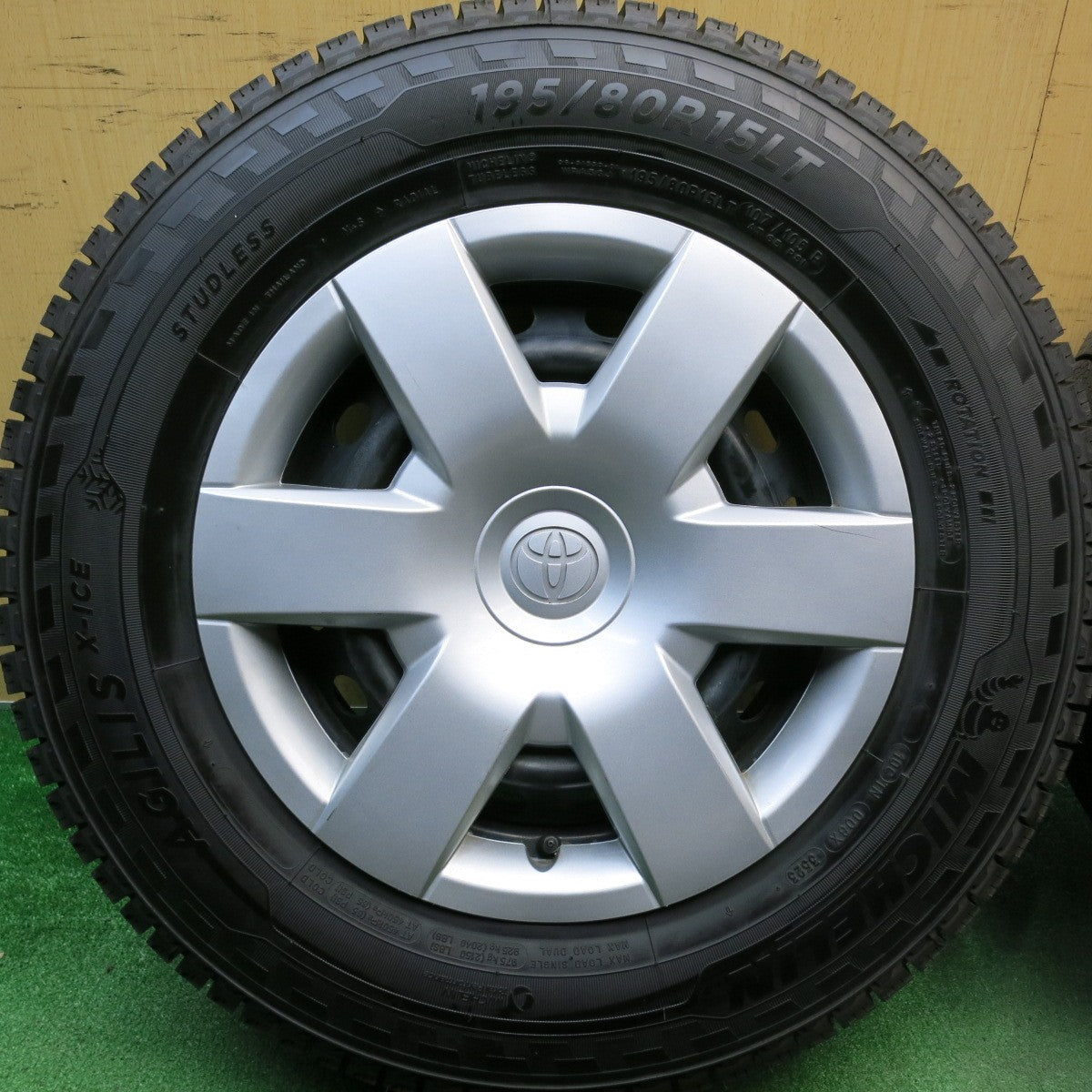 ほぼ未使用！23年★トヨタ 200系 ハイエース 純正 スチール 195/80R15 107/105R スタッドレス ミシュラン AGILIS X-ICE 15インチ PCD139.7/6H★6042305HAス