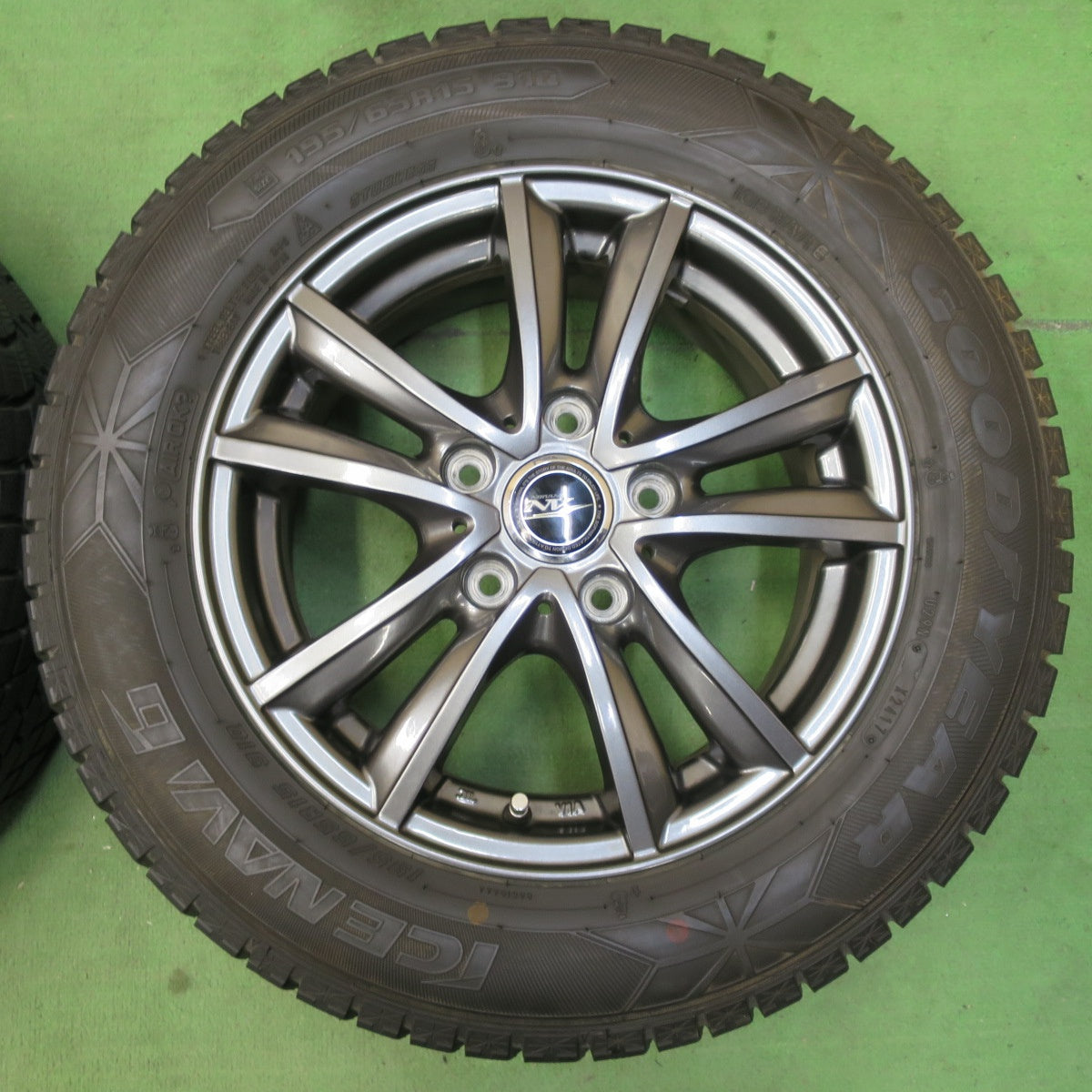 バリ溝！キレイ！9.5分以上★スタッドレス 195/65R15 グッドイヤー アイスナビ6 NIRVANA NV ニルバーナ ニルヴァーナ 15インチ PCD114.3/5H★5040907イス