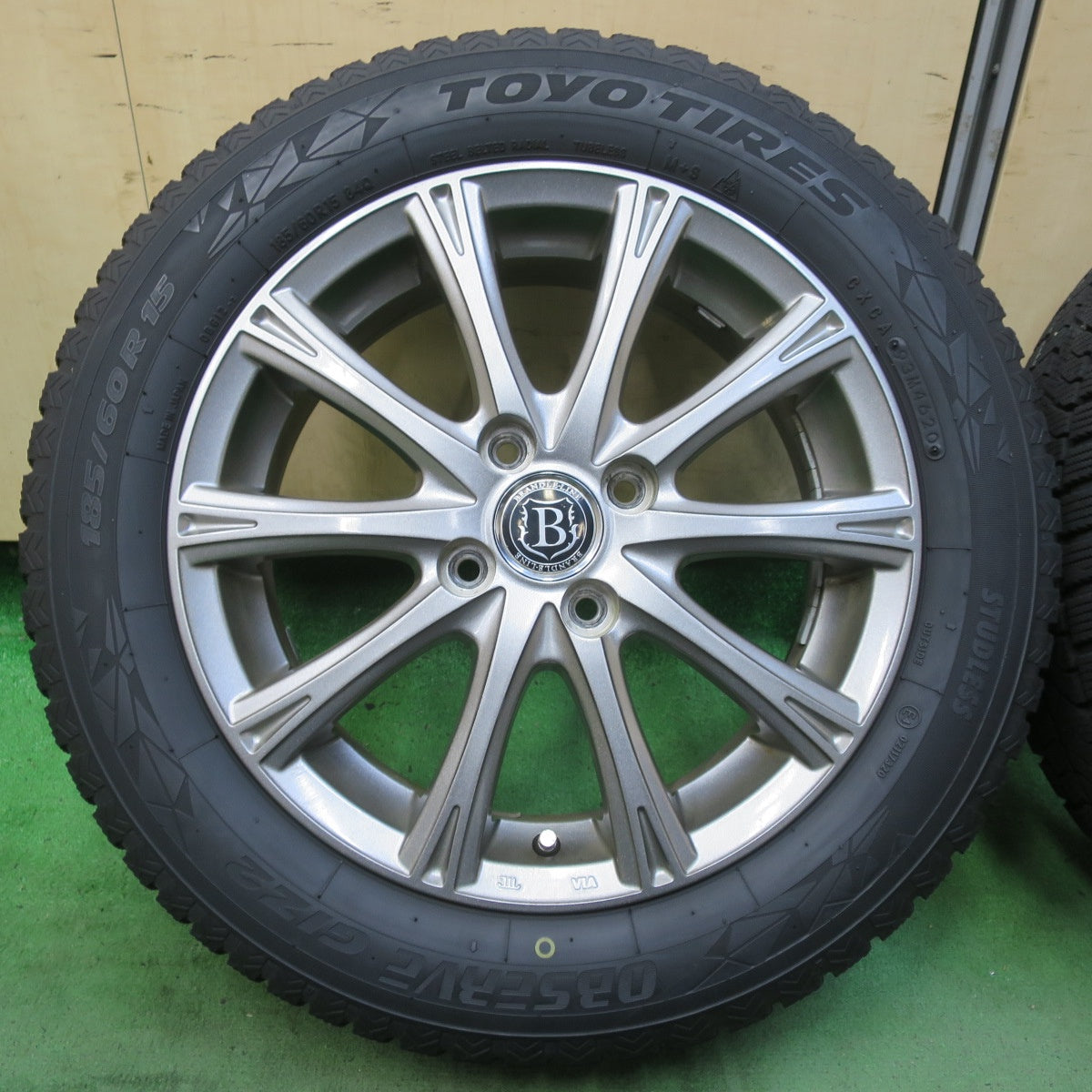 バリ溝！9分★スタッドレス 185/60R15 トーヨー オブザーブ GIZ2 BRANDLE-LINE ブランドルライン 15インチ PCD100/4H★5080401イス