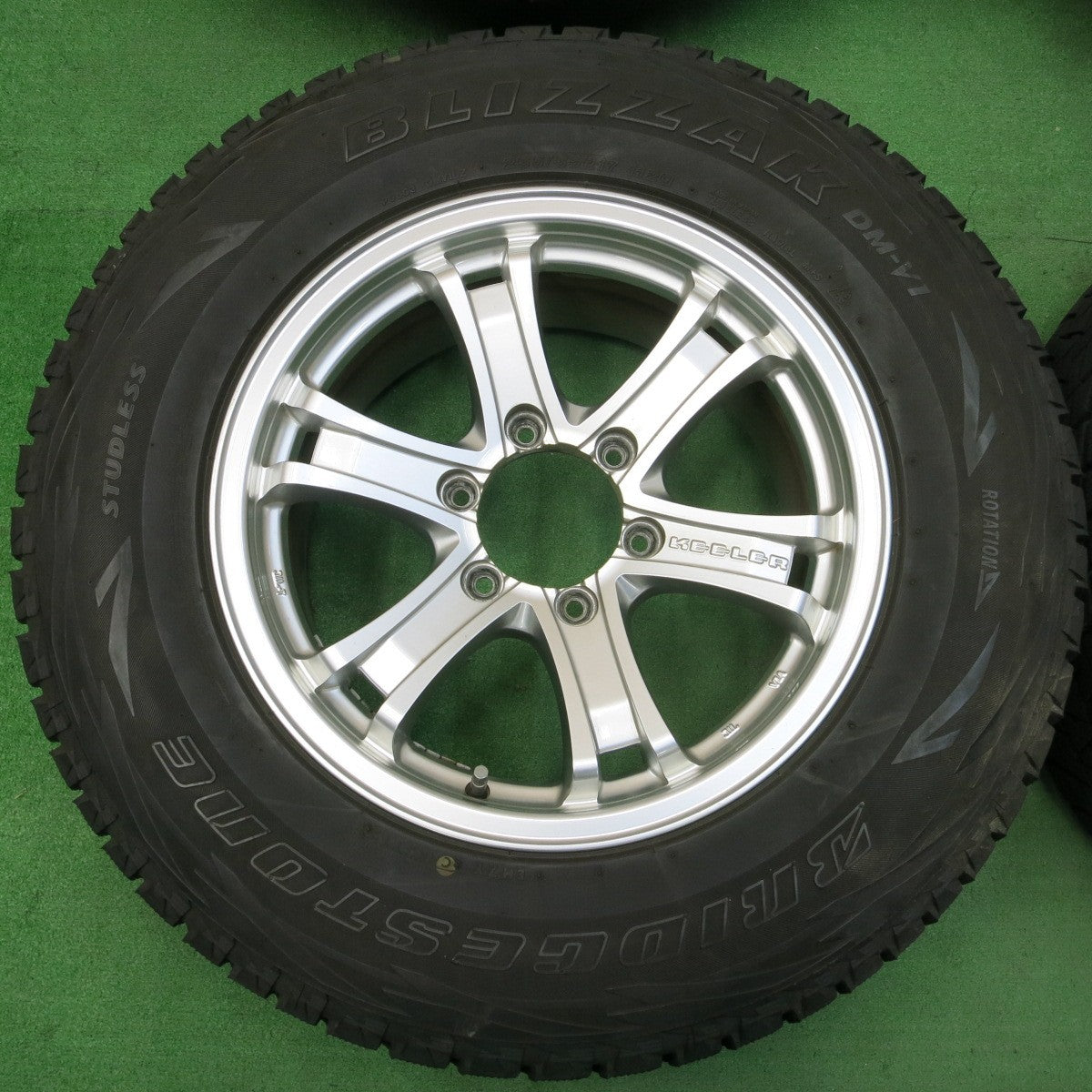 *送料無料* キレイ★スタッドレス KEELER 265/65R17 ブリヂストン ブリザック DM-V1 キーラー 17インチ PCD139.7/6H★4031501イス