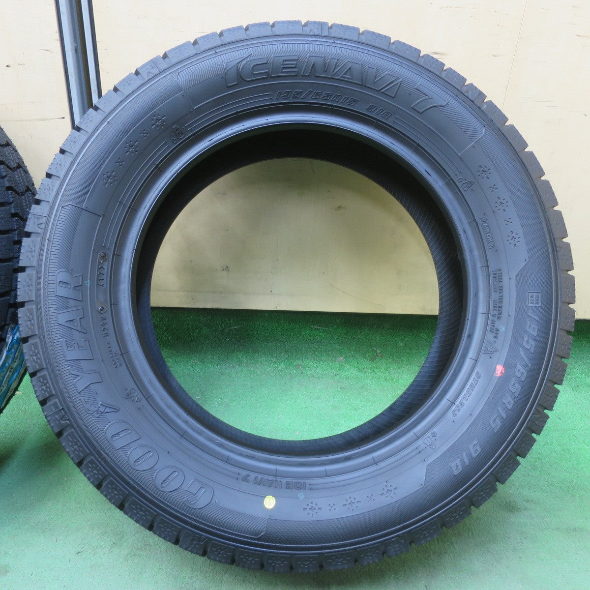 未使用！25年★スタッドレス 195/65R15 グッドイヤー アイスナビ7 タイヤ 15インチ プリウス ノア ヴォクシー 等★6022102イスタ