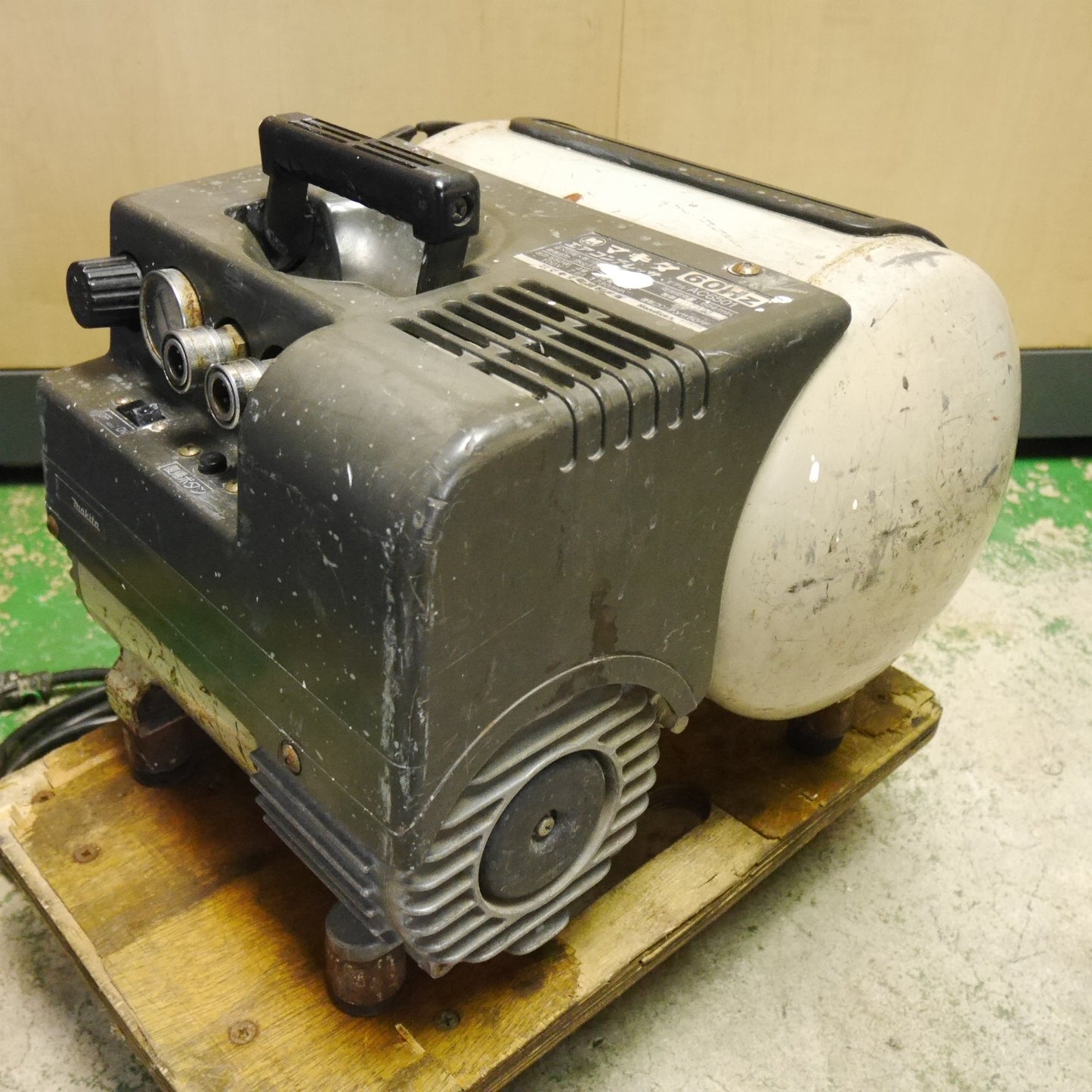 [送料無料] ☆マキタ エア コンプレッサー AC6501 60Hz エアー ツール 工具 makita☆