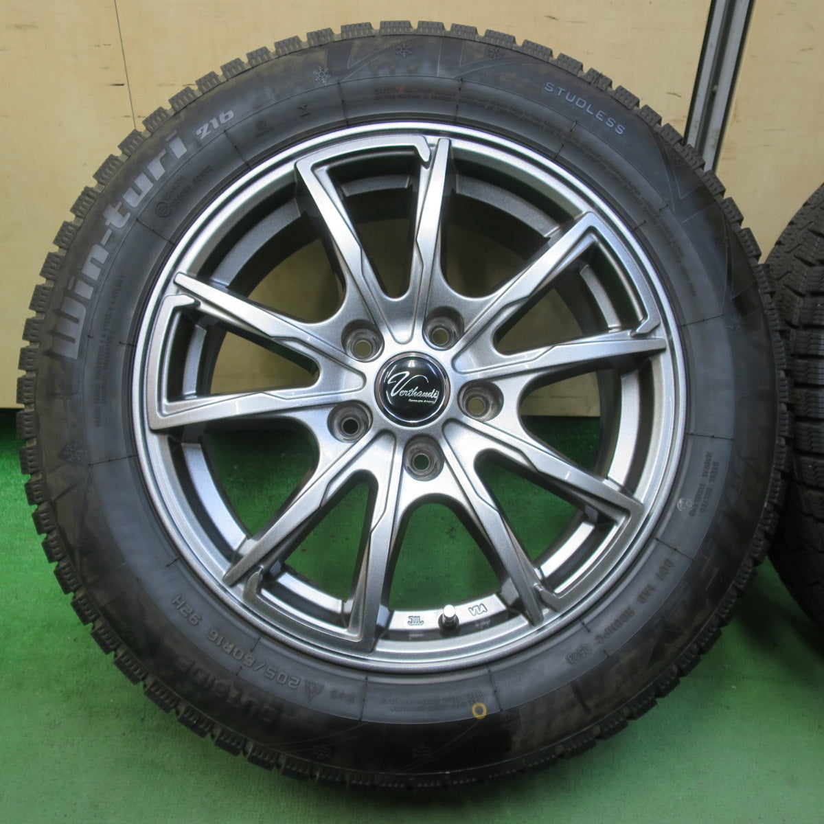 バリ溝！23年！キレイ！9.5分★スタッドレス 205/60R16 ハイフライ Win-turi 216 Verthandi ヴェルサンディ ヴェルザンディ 16インチ PCD114.3/5H★5081102イス