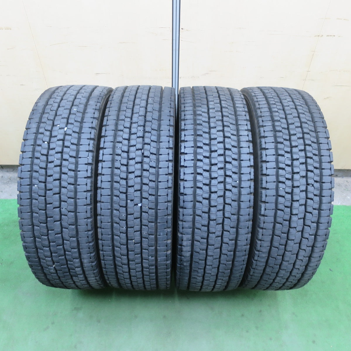バリ溝！25年！9.5分★トラック タイヤ 245/70R19.5 136/134J スタッドレス ブリヂストン W999 19.5インチ★6062103イスタ