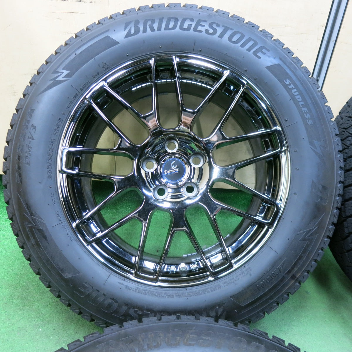 [送料無料] バリ溝！22年！9.5分以上★スタッドレス 235/65R18 ブリヂストン ブリザック DM-V3 Delmore デルモア 18インチ PCD114.3/5H★4122709SYス