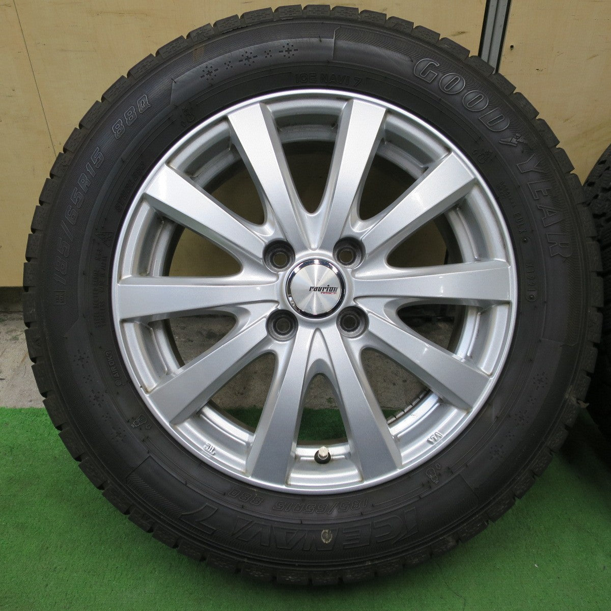 バリ溝！キレイ！8.5分◎スタッドレス 185/65R15 グッドイヤー アイスナビ7 ravrion RS01 ラブリオン 15インチ PCD100/4H◎6091802NGス