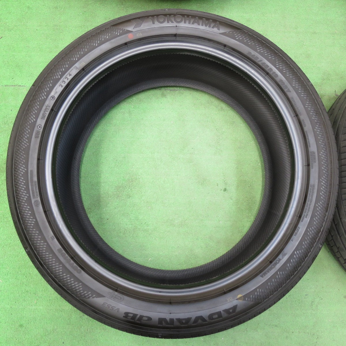 [送料無料] バリ溝！24年！9.5分以上★245/45R19 ヨコハマ アドバン dB V553 タイヤ 19インチ アルファード ヴェルファイア 等★4112305イノタ