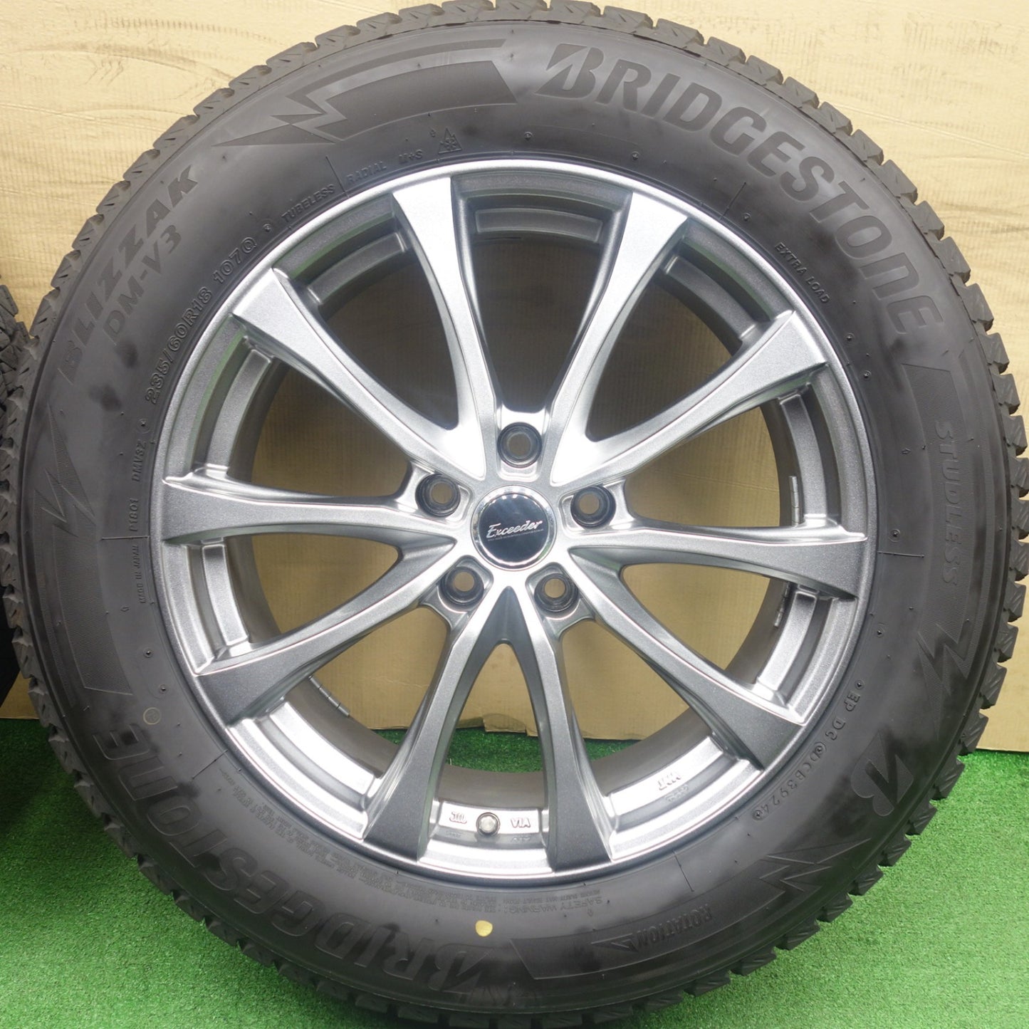 バリ溝！24年！キレイ！9.5分★スタッドレス 235/60R18 ブリヂストン ブリザック DM-V3 Exceeder エクシーダー 18インチ PCD114.3/5H★6030402KTス