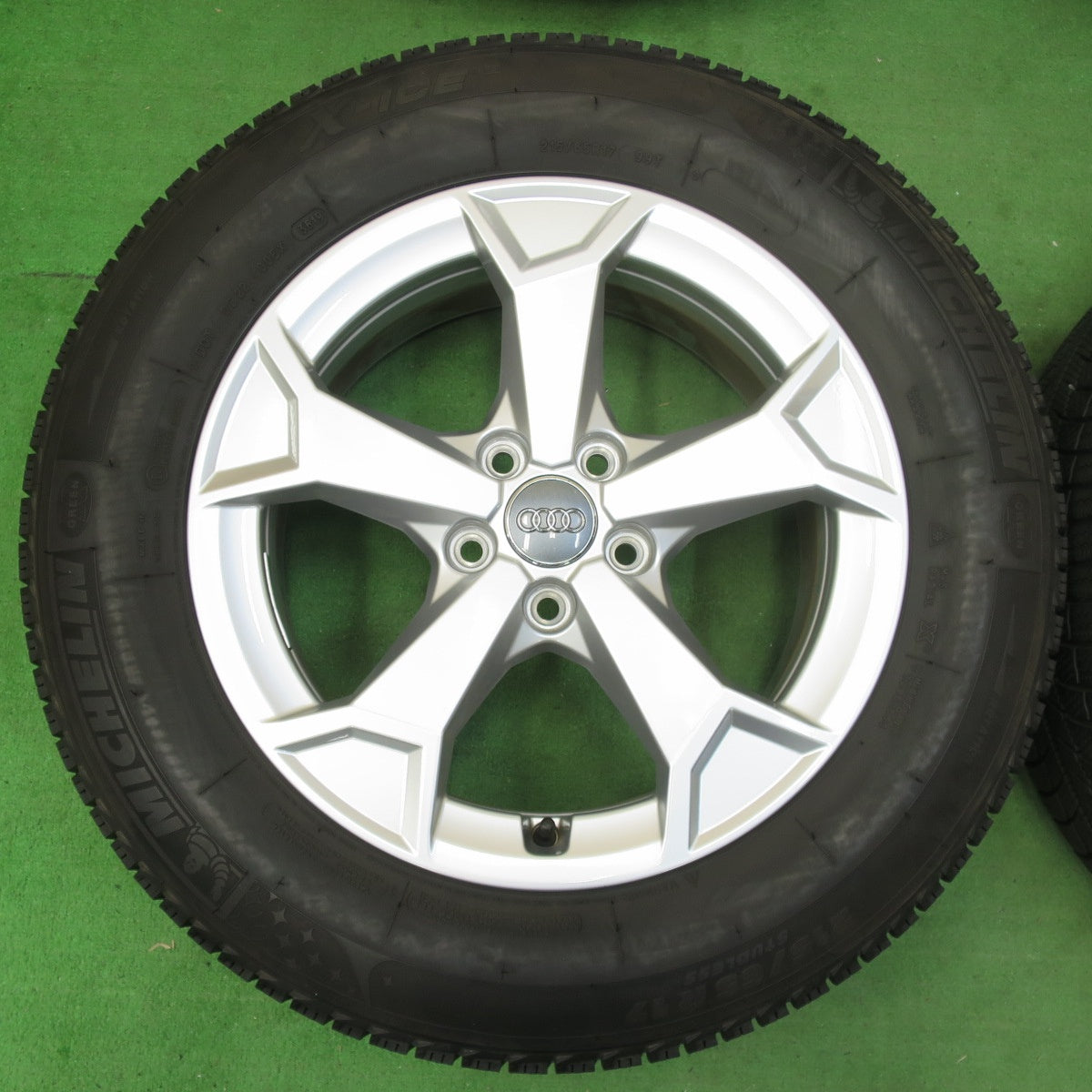 [送料無料] バリ溝！キレイ！9.5分★アウディ Q3 純正 215/65R17 スタッドレス ミシュラン X-ICE XI3 17インチ PCD112/5H★4111801イス