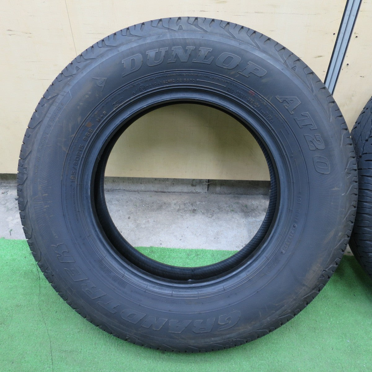 バリ溝！24年！8.5分★195/80R15 ダンロップ グラントレック AT20 タイヤ 15インチ ジムニー シエラ 等★6021601NGノタ