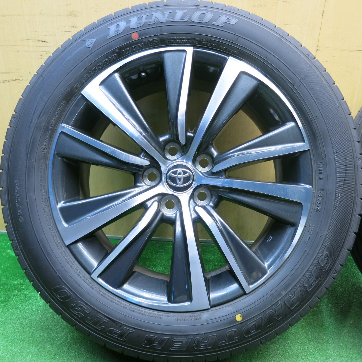 バリ溝！23年！キレイ！9.5分★トヨタ 80系 ハリアー Gグレード 純正 225/60R18 ダンロップ グラントレック PT30 18インチ PCD114.3/5H★6011702HAノ
