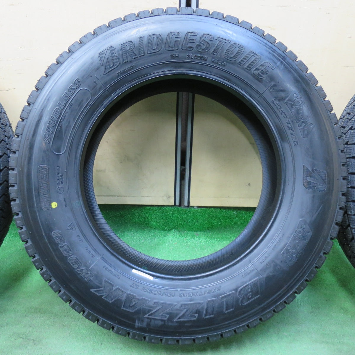[送料無料] 未使用！24年★トラック タイヤ 205/70R16 111/109N スタッドレス ブリヂストン ブリザック W989 16インチ★5022804イスタ