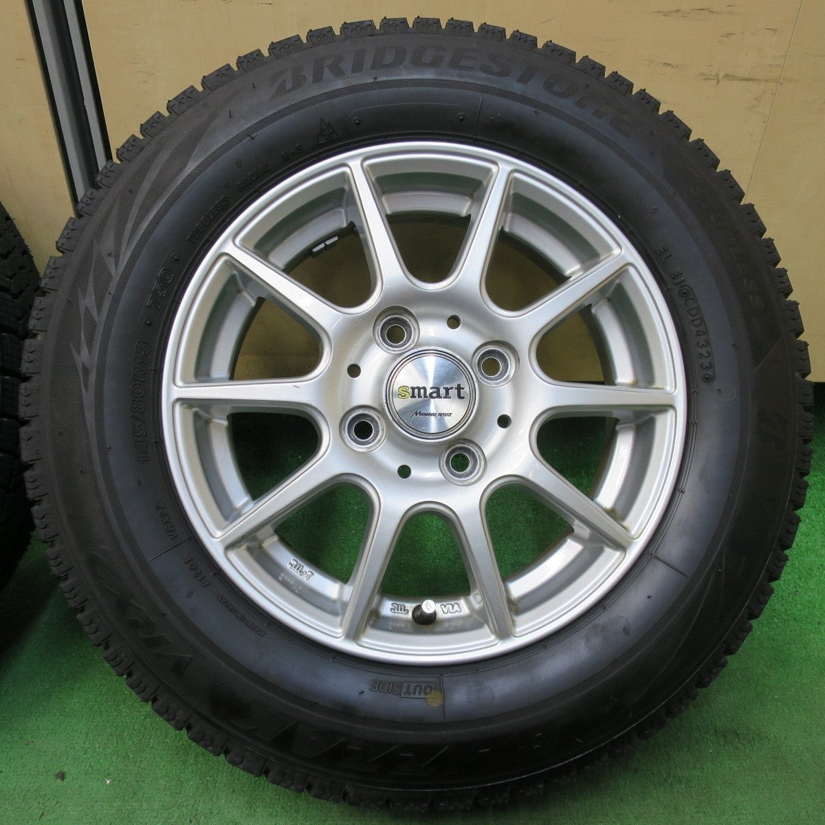 バリ溝！23年！ほぼ10分★スタッドレス 145/80R13 ブリヂストン ブリザック VRX2 smart MANARAY SPORT マナレイ 13インチ PCD100/4H★4123018イス