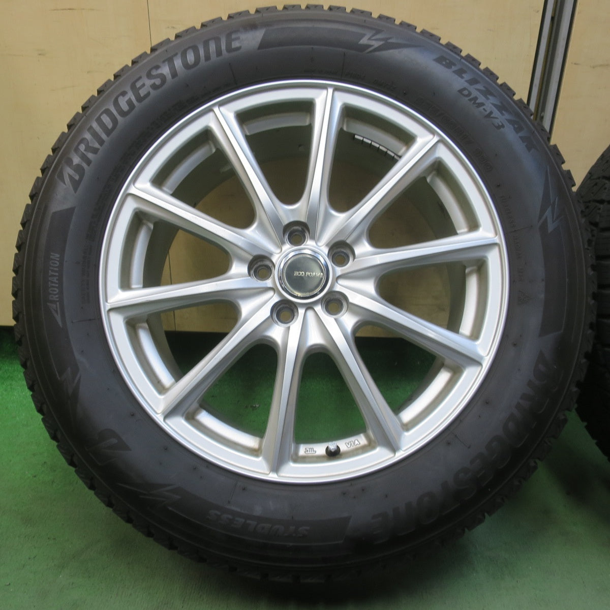 4本価格！23年◎XV フォレスター 等 225/60R17 スタッドレス ブリヂストン ブリザック DM-V3 ECO FORME エコフォルム 17インチ PCD100/5H◎6101603イス