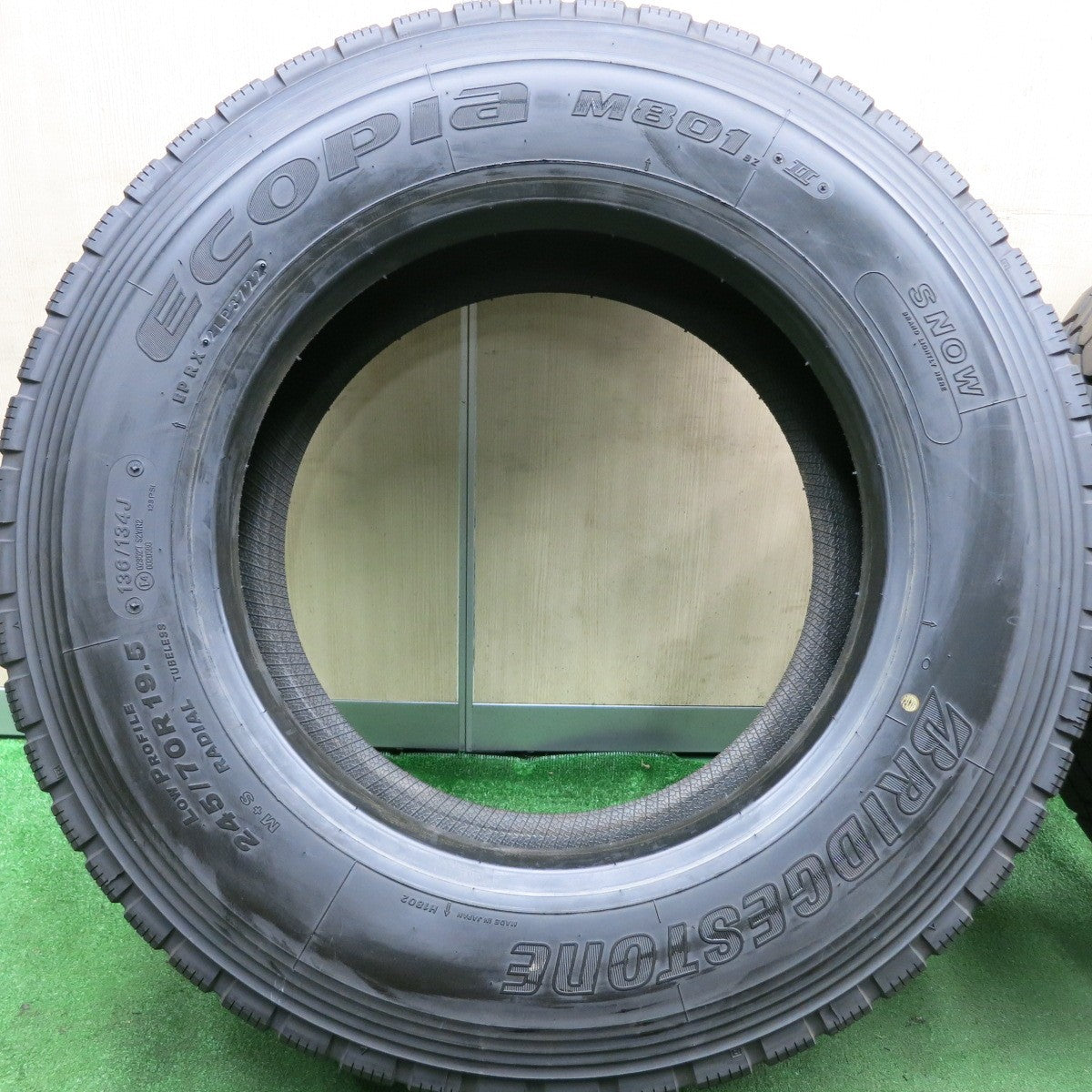 *送料無料* 新車外し！22年！ほぼ未使用★トラック タイヤ 245/70R19.5 136/134J ブリヂストン エコピア M801Ⅱ ミックス オールシーズン 19.5インチ★4071006HAノタ