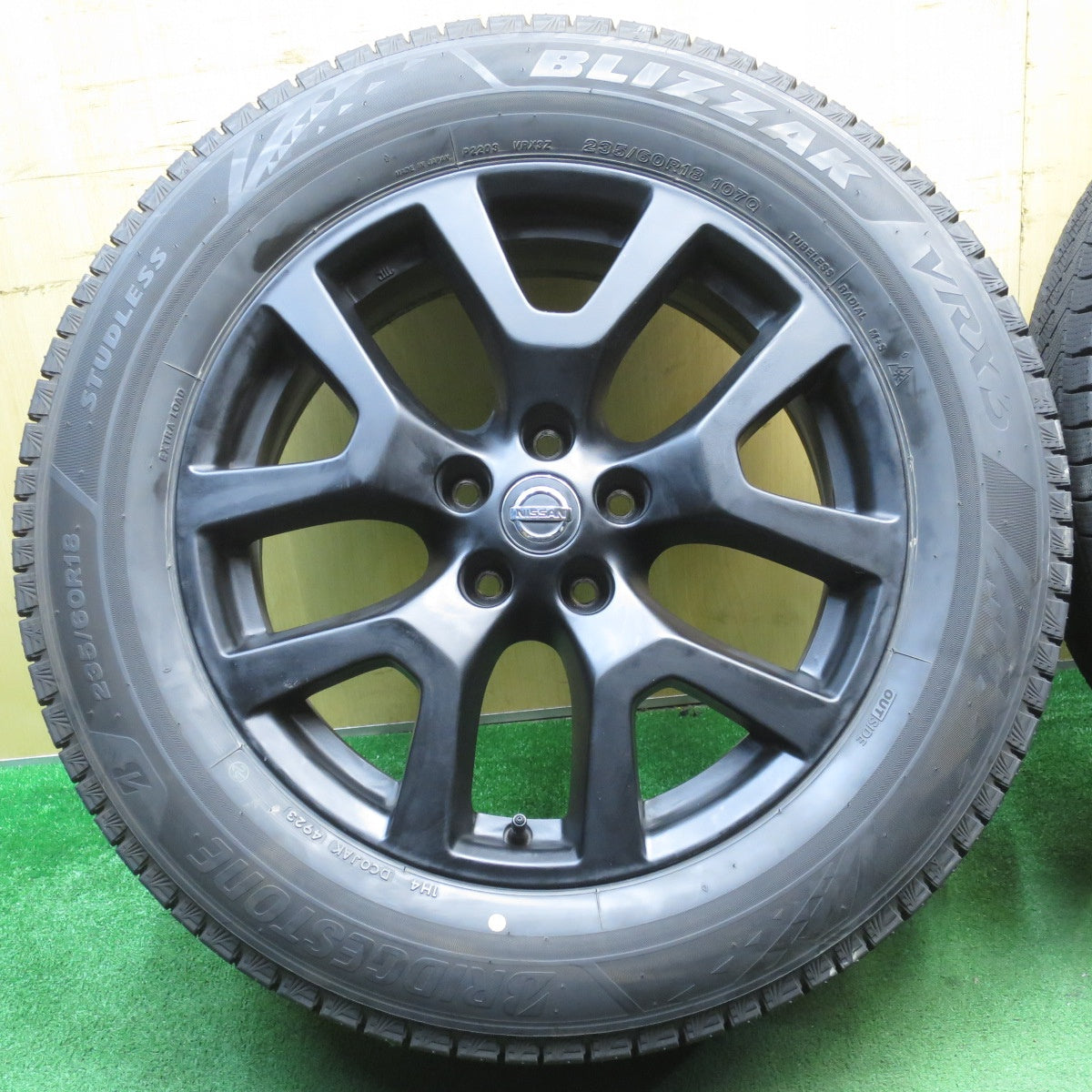 バリ溝！23年！キレイ！9.5分★日産 T31 エクストレイル 純正 235/60R18 スタッドレス ブリヂストン ブリザック VRX3 18インチ PCD114.3/5H★5062704NJス